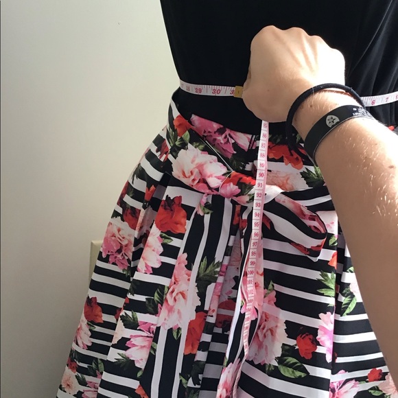 Dress with floral skirt - Picture 6 of 6